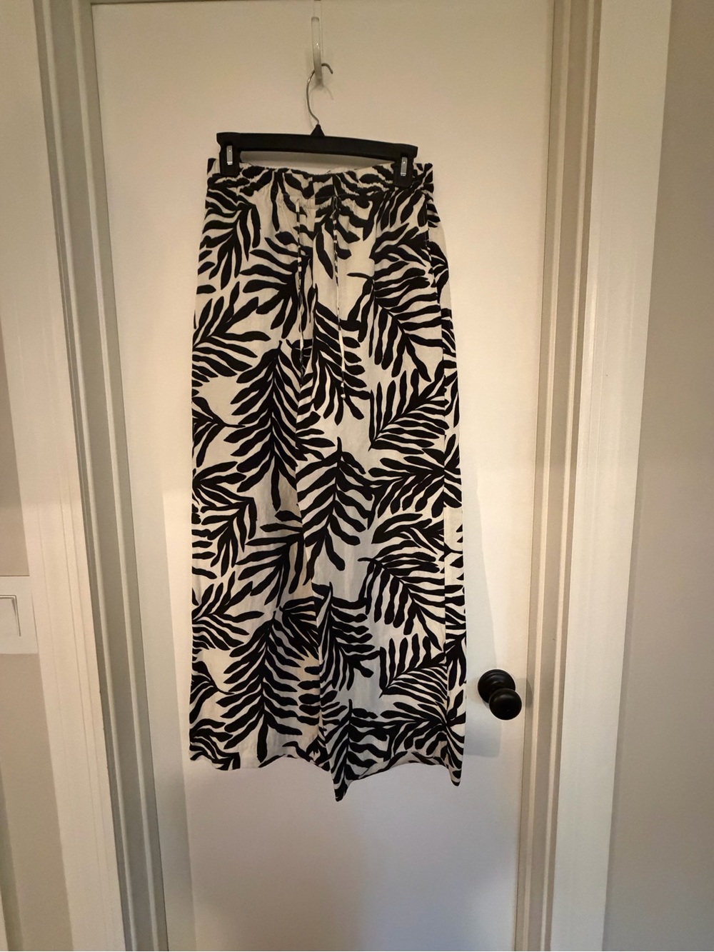 H&M Black and White Leaf-Print Wide Leg Palazzo Pants - Sz S